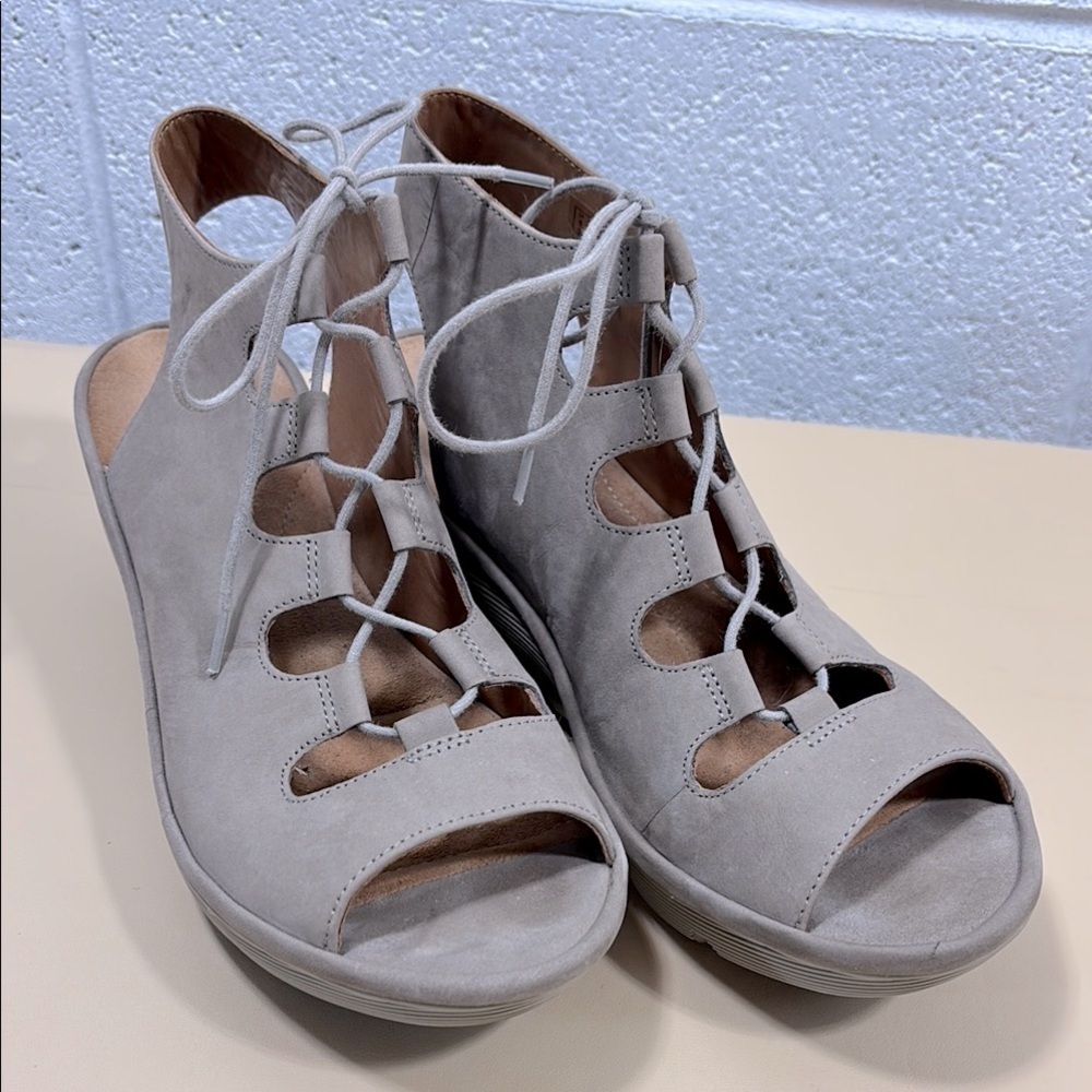 Clarks Stylish Gray Lace-Up Sandals​​​​​